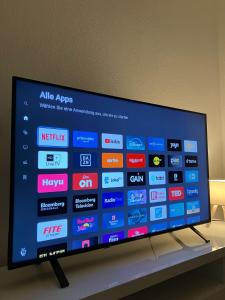 una TV a schermo piatto seduta sopra un tavolo di Ferienwohnung in Spalt bis 5 Personen a Spalt