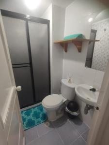 um banheiro com vaso sanitário e pia em Duplex playa y mar em Cartagena de Indias