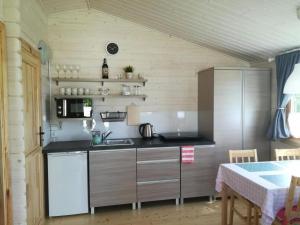 Kuchyňa alebo kuchynka v ubytovaní Holiday cottage, Ustronie Morskie