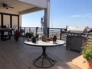 Balkón nebo terasa v ubytování Varela's Oceanview Hillside Condo in Puerto Nuevo