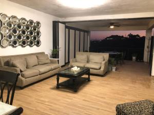 Posezení v ubytování Varela's Oceanview Hillside Condo in Puerto Nuevo