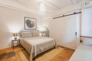 Postel nebo postele na pokoji v ubytování Venao Surf Lodge