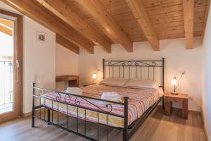 una cama en una habitación con techo de madera en Apartment Magnolia A - Musso, en Musso