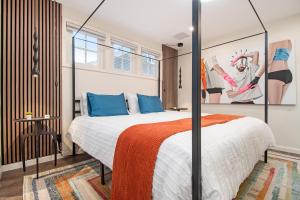 Ένα ή περισσότερα κρεβάτια σε δωμάτιο στο Modern Lux King Suite, cozy Hot tub & Central Omaha!