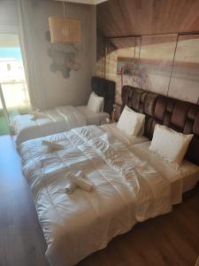 Postel nebo postele na pokoji v ubytování Joumaira room Beach