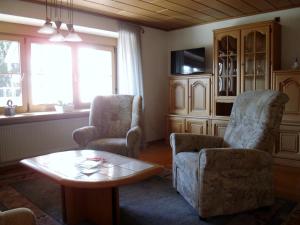 a living room with two chairs and a table at Ferienwohnung Ruth und Ewald Matt in Herrischried
