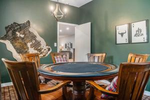 Fotografie z fotogalerie ubytování Spacious Ranch with Hot Tub & Game Room - Sleeps 24 v destinaci Omaha