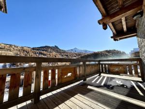 una terraza con vista a las montañas en Chalet Nanuq - CHALET NANUQ-Tout inclus MAE-2131, en Vars