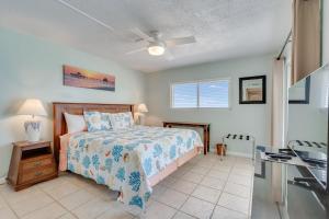 巴拿马城海滩Regency Towers 1119 Oceanfront condo的带床和吊扇的卧室 更多47张照片