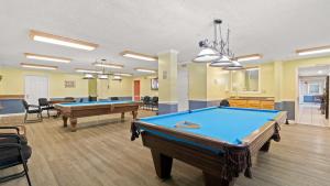 巴拿马城海滩Regency Towers 1119 Oceanfront condo的台球室,内设两张台球桌