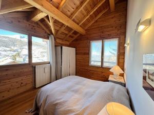 Un pat sau paturi într-o cameră la Chalet Berlioz - CHALET BERLIOZ MAE-3341