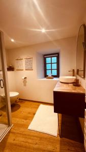 PontrieuxにあるLa Maison de Victoire et Alixの洗面台、トイレ、窓のあるバスルーム