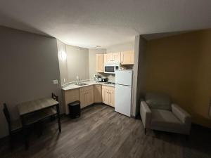 Kuchyň nebo kuchyňský kout v ubytování Days Inn by Wyndham Stony Plain