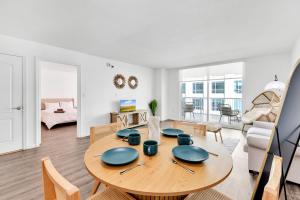 een eetkamer en een woonkamer met een houten tafel bij Luxury Miami Brickell Stay-Bay View in Miami
