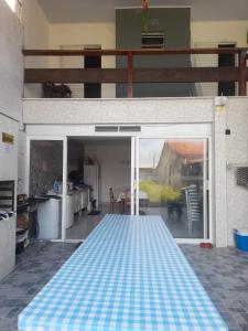Il comprend une cuisine dotée de carrelage bleu et blanc. dans l'établissement Casa de praia itanhaem, à Itanhaém