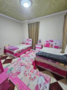 Ένα ή περισσότερα κρεβάτια σε δωμάτιο στο Two Flats Full Course Overlooking the Pyramid +9 φωτογραφίες