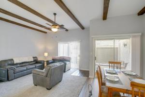 Χώρος καθιστικού στο 4 Mi to Mill Ave Family Retreat with Patio in Tempe
