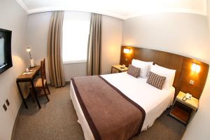 Rúm í herbergi á Hotel Martín Gusinde