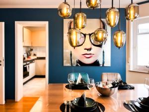 un comedor con una mesa con gafas en la pared en Casa Paletta -Superior Design -Parkplatz -Balkon, en Sigmaringen