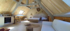a living room with a bed and a kitchen at Quercynoise de Charme Piscine et vue sur Vallée du LOT in Balaguier-dʼOlt