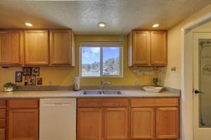 una cucina con armadi in legno, lavandino e finestra di 811 County Rd 500 a Pagosa Springs Altre 42 foto