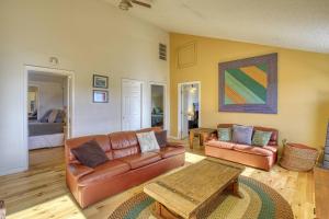 un soggiorno con un divano e un tavolo di 811 County Rd 500 a Pagosa Springs