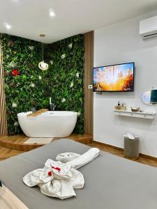 ein Badezimmer mit einer grünen Wand und einer Badewanne in der Unterkunft Maison Frattasio in Neapel