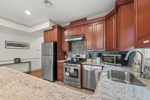 Fotografie z fotogalerie ubytování HUGE Cozy Jersey City Oasis with Double Balcony - 20 mins to NYC v destinaci Jersey City