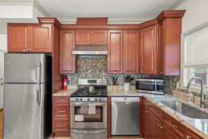 Fotografie z fotogalerie ubytování HUGE Cozy Jersey City Oasis with Double Balcony - 20 mins to NYC v destinaci Jersey City