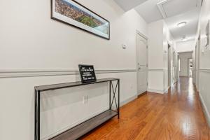 Fotografie z fotogalerie ubytování HUGE Cozy Jersey City Oasis with Double Balcony - 20 mins to NYC v destinaci Jersey City