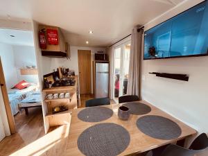 Posezení v ubytování Les Charmettes Mobilhome 2 ch Climatisé - Terrasse fermée - Locsweethome