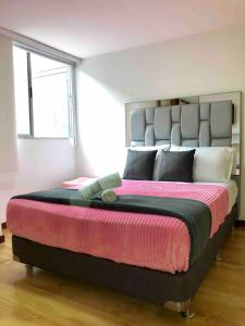 a bedroom with a large bed with a large headboard at Alojamiento Excepcional en zona Turística Vigo in Sabaneta +21 photos