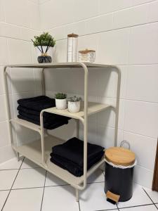 aige towel rack in a bathroom with black towels at Jolie T2, 55 m, centre ville soultz in Soultz-Haut-Rhin