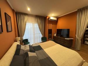 Μια τηλεόραση ή/και κέντρο ψυχαγωγίας στο your home away from home