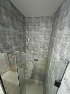 里约热内卢QUARTO Maravilha do Rio 2 - Copacabana的带玻璃门淋浴间的浴室