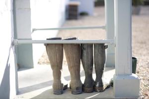 un gruppo di stivali di gomma sotto un portico di The Royal Oak a Ansty