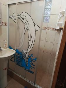 een douchecabine met een dolfijn erop geschilderd bij Lobito in Puerto Baquerizo Moreno