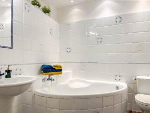 a white bathroom with a tub and a sink at DUPLEX DE CHARME XVIIIᵉ - TERRASSE Privée - Centre Historique - HALLES GARE - Tout à Pied - RétroMirabeau Le Jacobin in Narbonne +40 photos