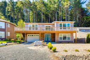 アーチ・ケープにあるModern Arch Cape Home Ocean View, Steps to Beach!の大きな家