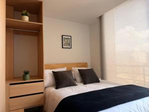 Giường trong phòng chung tại Loft Elegante con Vista a la Ciudad +5 ảnh