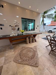 a ping pong table in a living room with a table at JM Pousada Barreirinhas MA in Barreirinhas