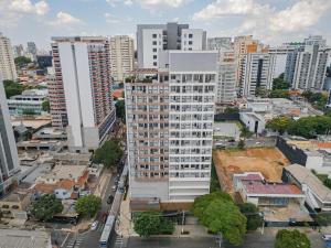 una vista aérea de una ciudad con edificios altos en Apollo Studio, en São Paulo