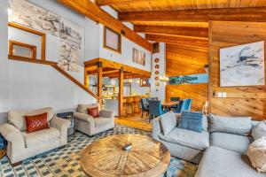 Posezení v ubytování Cozy Truckee Vacation Rental with Fireplace & Deck