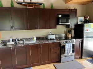 Nhà bếp/bếp nhỏ tại Small Muskoka Cottage- Gibson Lake +19 ảnh