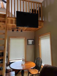 TV/trung tâm giải trí tại Small Muskoka Cottage- Gibson Lake