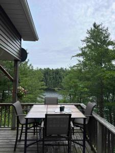 Ban công/sân hiên tại Small Muskoka Cottage- Gibson Lake