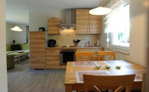 eine Küche und ein Esszimmer mit einem Tisch und Stühlen in der Unterkunft Töpferpark in Olbersdorf