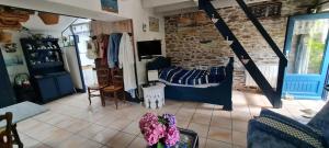 Televízia a/alebo spoločenská miestnosť v ubytovaní Maison paisible à Moëlan-sur-Mer avec jardin et barbecue
