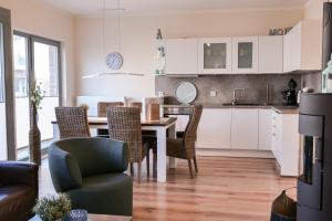 Η κουζίνα ή μικρή κουζίνα στο Ostsee - Appartement Nr 68 "Utspann" im Strand Resort