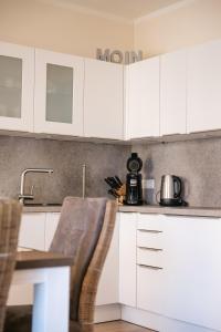 Η κουζίνα ή μικρή κουζίνα στο Ostsee - Appartement Nr 68 "Utspann" im Strand Resort